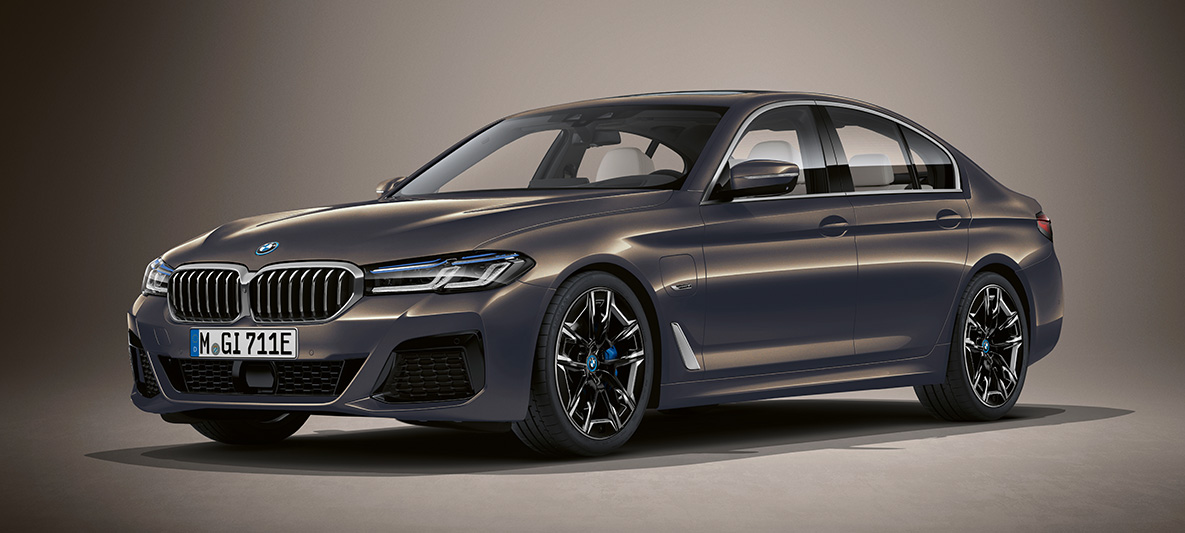 Individual colour BMW 5 Series Saloon G30 BMW 5 Series Saloon Individual G30 Facelift 2020 three-quarter front view standing