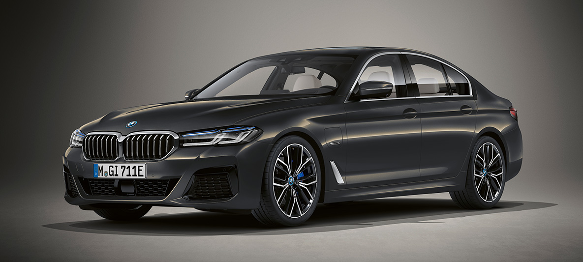Individual colour BMW 5 Series Saloon G30 BMW 5 Series Saloon Individual G30 Facelift 2020 three-quarter front view standing