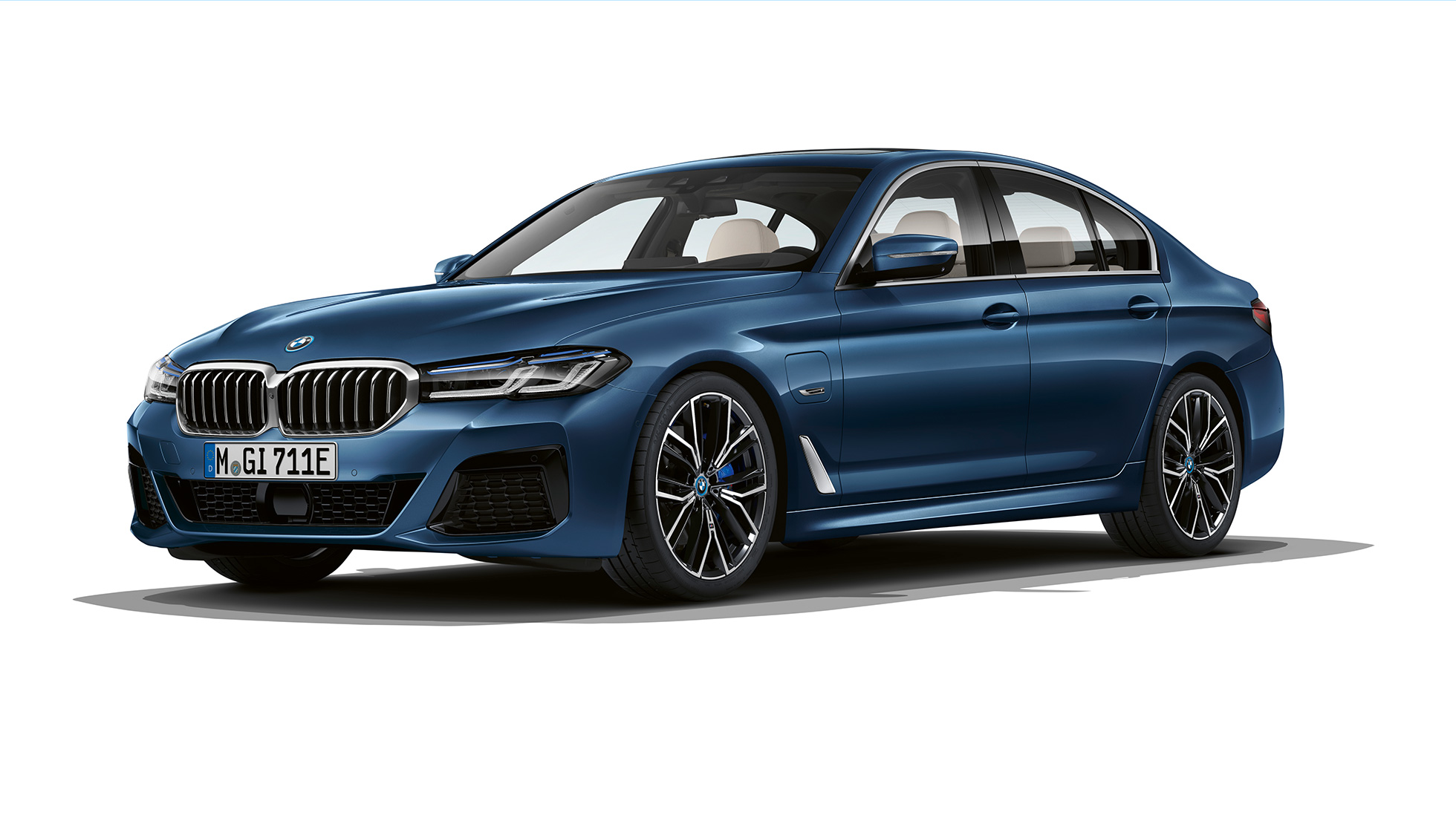 BMW 5 Series Saloon G30 Plug-in hybrid M Sport package front BMW 5 Series Saloon 520d xDrive G30 2020 M Sport package in Alpine White three-quarter front view