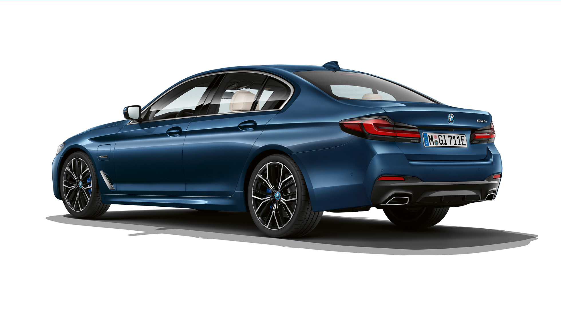 BMW 5 Series Saloon G30 Plug-in hybrid M Sport package rear BMW 5 Series Saloon 520d xDrive G30 2020 M Sport package in Alpine White three-quarter rear view