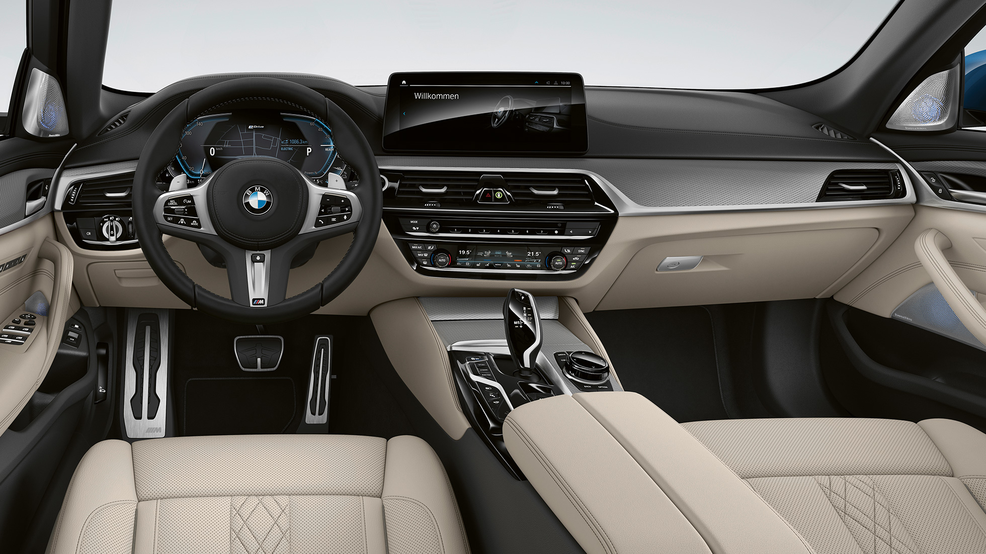 Cockpit BMW 5 Series Saloon Plug-in hybrid G30 M Sport package Cockpit BMW 5 Series Saloon 520d xDrive G30 2020 M Sport package Leather 'Dakota' Black with contrast stitching Blue interior