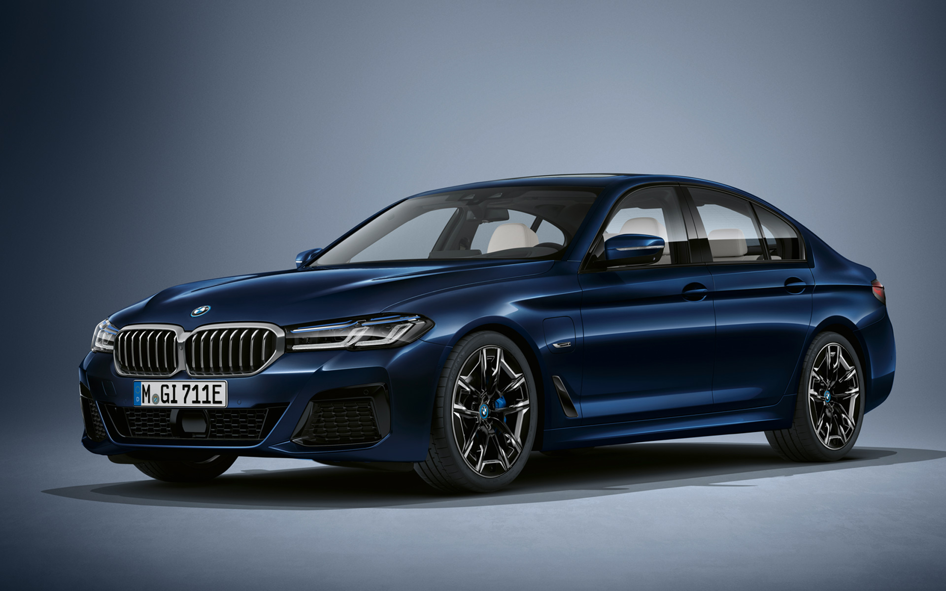 BMW 5 Series Saloon G30 LCI in BMW Individual Tanzanite Blue metallic BMW 5 Series Saloon Individual G30 Facelift 2020 three-quarter front view standing in BMW Individual Tanzanite Blue metallic