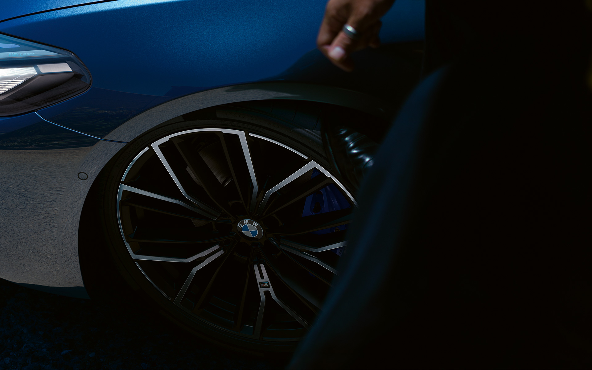 M light alloy wheel Y-spoke style 846 M BMW 5 Series Saloon G30 M light alloy wheel Y 846 M BMW 5 Series Saloon G30 Facelift 2020 Phytonic Blue close-up
