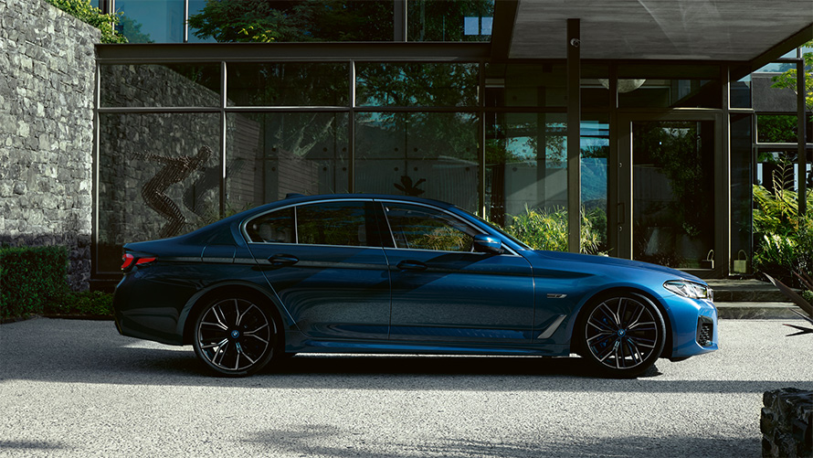 Exterior BMW 5 Series Saloon G30 BMW 5 Series Saloon G30 Facelift 2020 Phytonic Blue side view parked