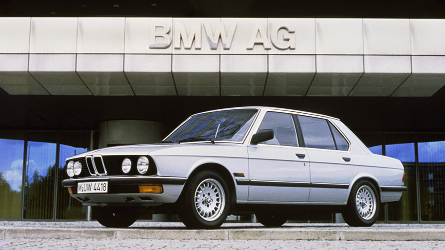 BMW 5 Series Saloon (E28) three-quarter side view standing BMW 5 Series Saloon (E28) three-quarter side view standing