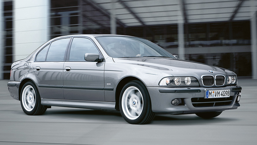 BMW 5 Series Saloon (E39) three-quarter side view driving BMW 5 Series Saloon (E39) three-quarter side view driving