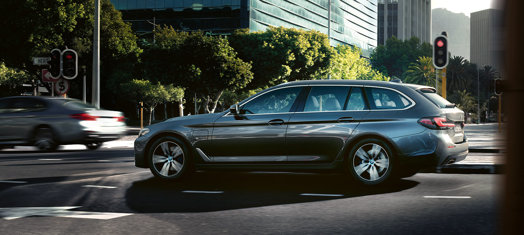 BMW 530e Touring G31 LCI in Sophisto grey metallic, standing in front o a building BMW 530e Touring G31 LCI in Sophisto grey metallic, standing in front o a building