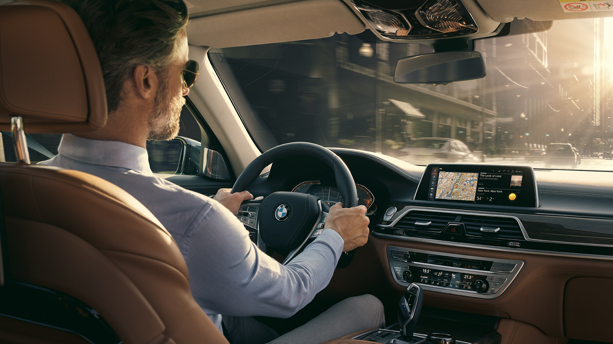 BMW 7 Series Saloon Connectivity features BMW 7 Series Saloon: man sits in BMW and uses Connectivity features