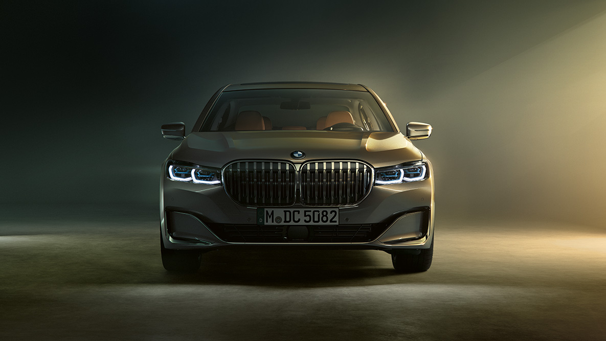 BMW 7 Series Sloon in front view BMW 7 Series Saloon: front view in dimmed light