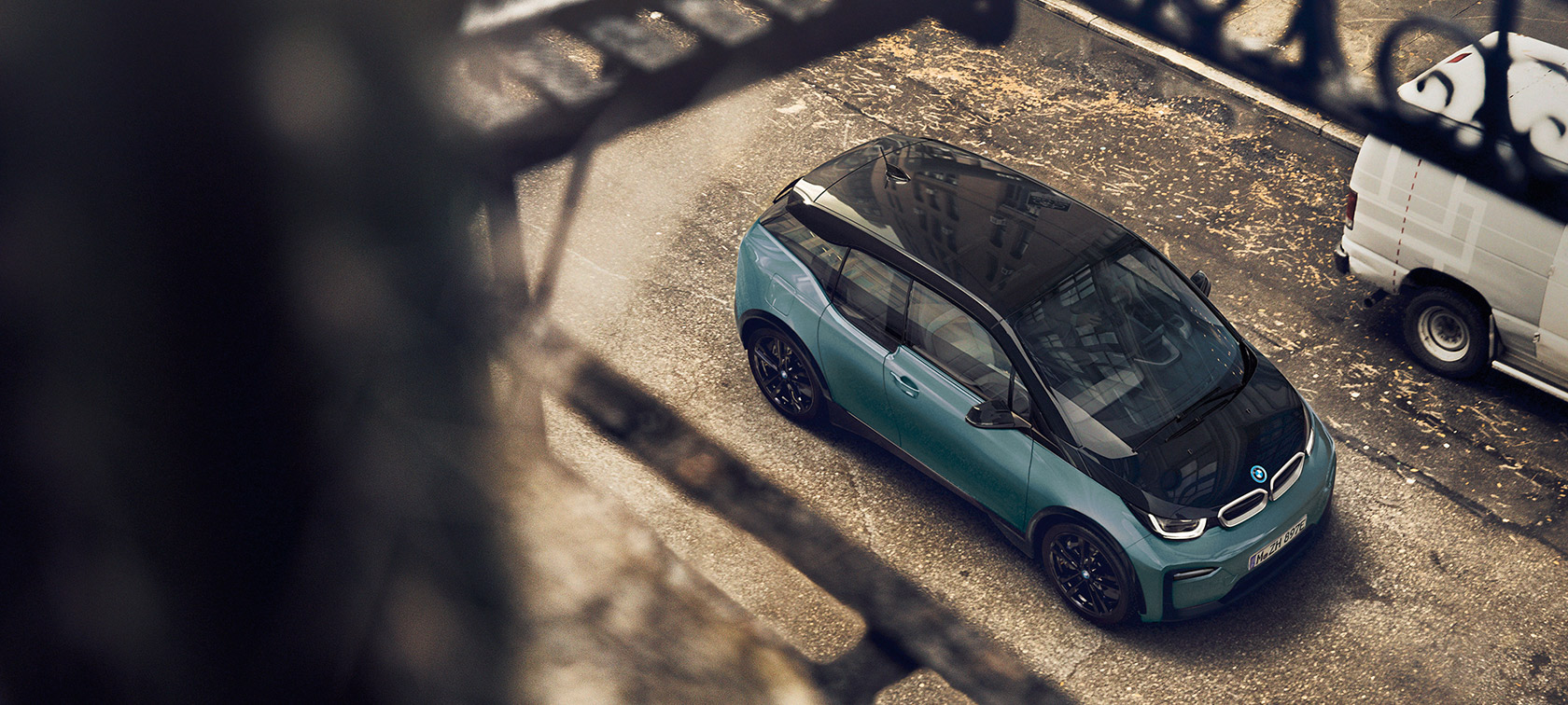 BMW i3 I01 2018 bird´s eye view BMW i3 I01 2018 Blue Ridge Mountain with Frozen Grey metallic highlight bird´s eye view carbon roof