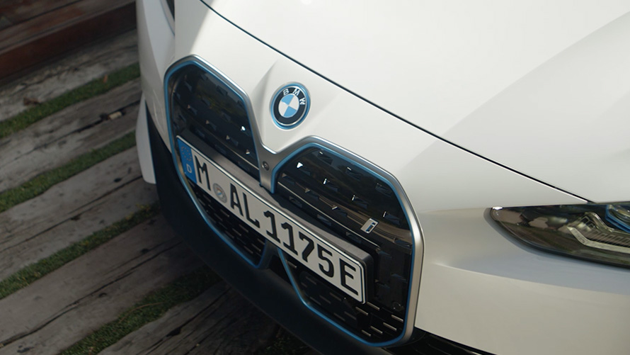 BMW i4 eDrive40 G26 2021 Mineral White exterior design in detail video BMW i4 eDrive40 G26 2021 Mineral White exterior design in detail video
