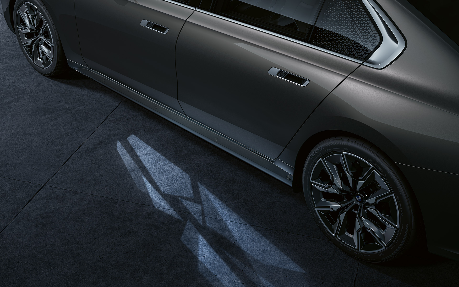BMW i7 Saloon G70 Exterior Welcome Light carpet Welcome Light Carpet ground lighting.