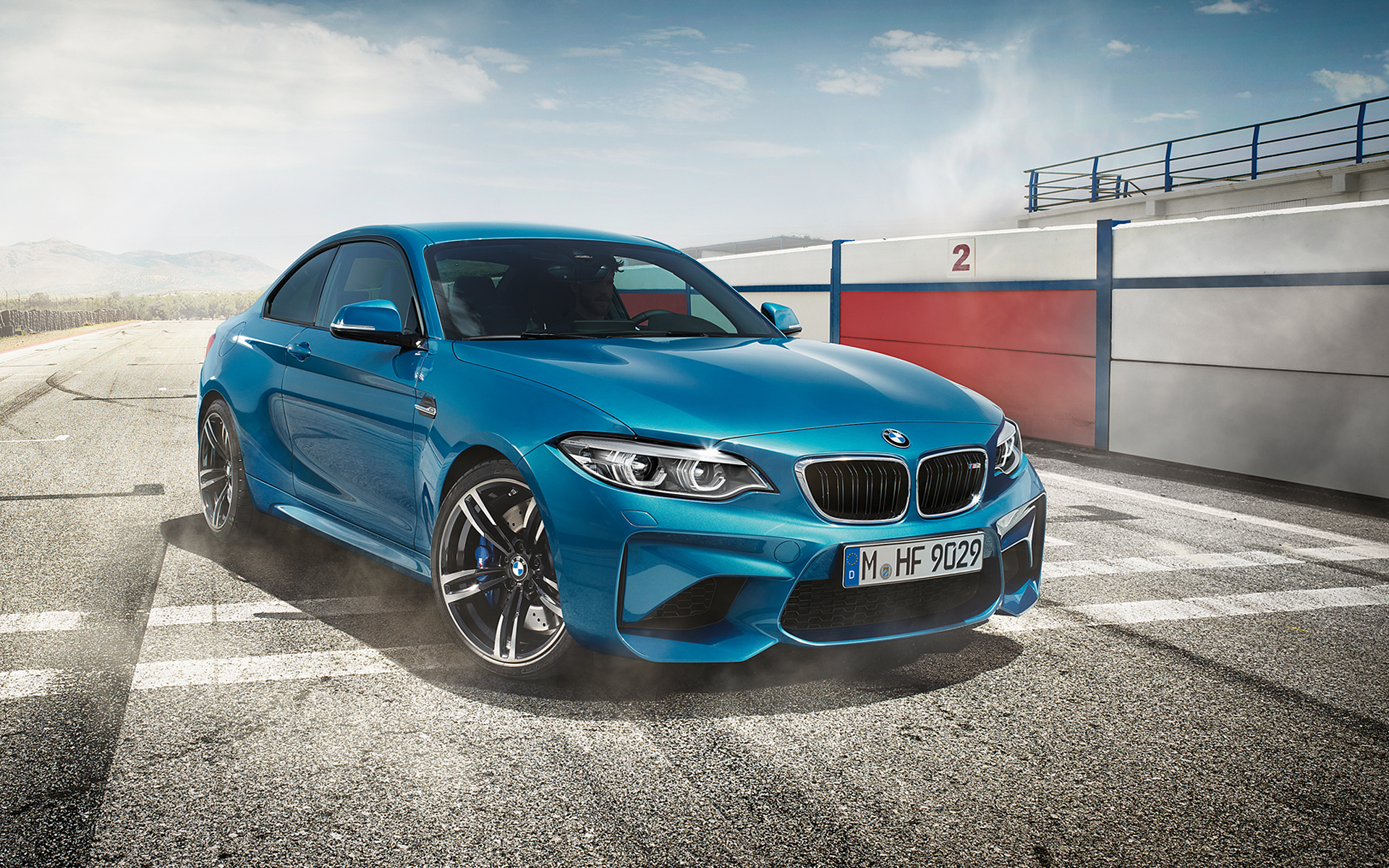Extra-wide tyres and a broad track. Extra-wide tyres and a broad track.