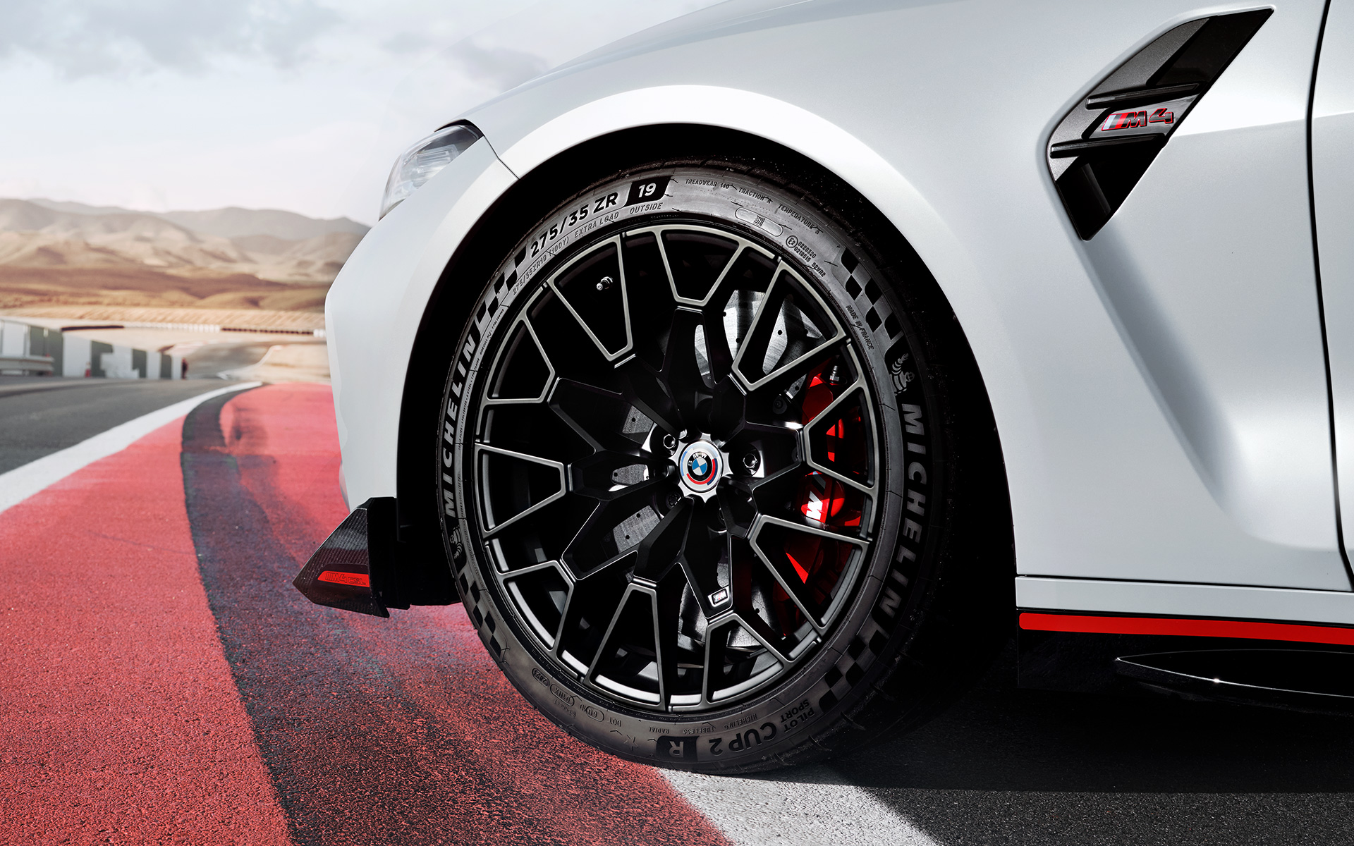 M Carbon ceramic brake in Red high-gloss BMW M4 CSL G82 BMW M4 CSL G82 BMW Individual Frozen Brooklyn Grey metallic M Carbon ceramic brake in Red high-gloss with lightweight construction wheel