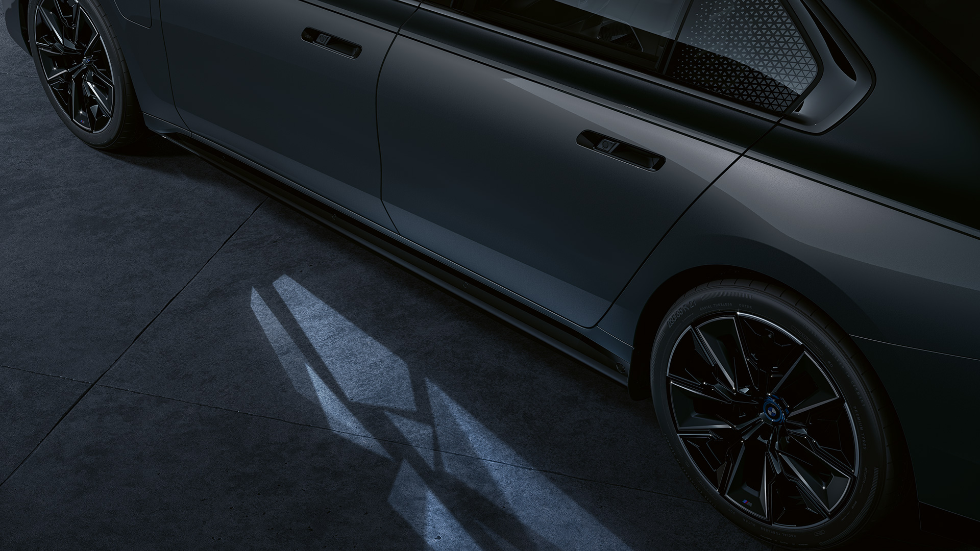 Lightning concept BMW M760e xDrive Saloon G70 Lightning concept BMW M760e xDrive Saloon G70 BMW Individual two-tone Black Sapphire metallic paintwork BMW Individual Dravite Grey metallic side view close-up with Welcome Light Carpet on
