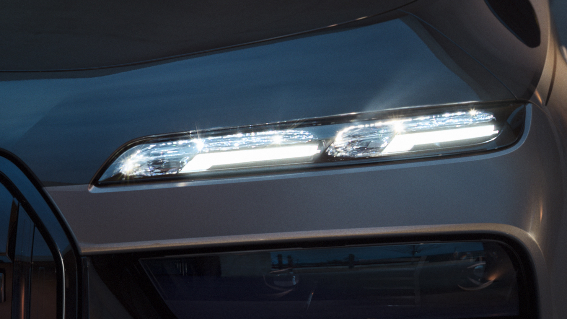 BMW crystal headlights Iconic Glow BMW M760e xDrive Saloon G70 BMW crystal headlights Iconic Glow BMW M760e xDrive Saloon G70 BMW Individual two-tone Black Sapphire metallic paintwork BMW Individual Dravite Grey metallic close-up with lights on