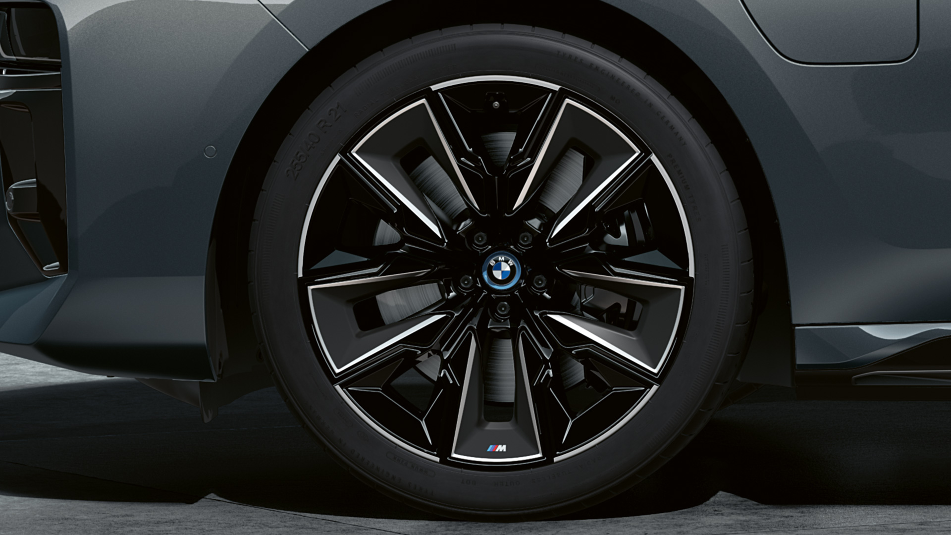 21" M Aerodynamic 909 M style in multicolour BMW M760e xDrive Saloon G70 21" M Aerodynamic 909 M style in multicolour BMW M760e xDrive Saloon G70 M Performance package BMW Individual two-tone Black Sapphire metallic paintwork BMW Individual Dravite Grey metallic