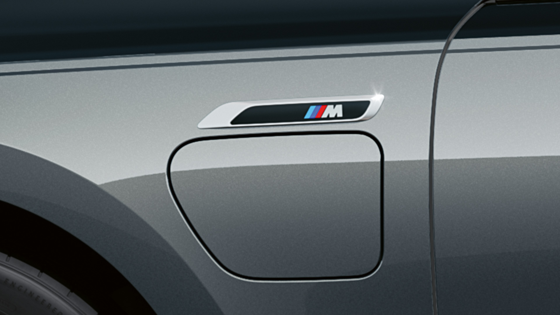 M badge BMW M760e xDrive Saloon G70 M badge BMW M760e xDrive Saloon G70 M Performance package BMW Individual two-tone Black Sapphire metallic paintwork BMW Individual Dravite Grey metallic close-up side view