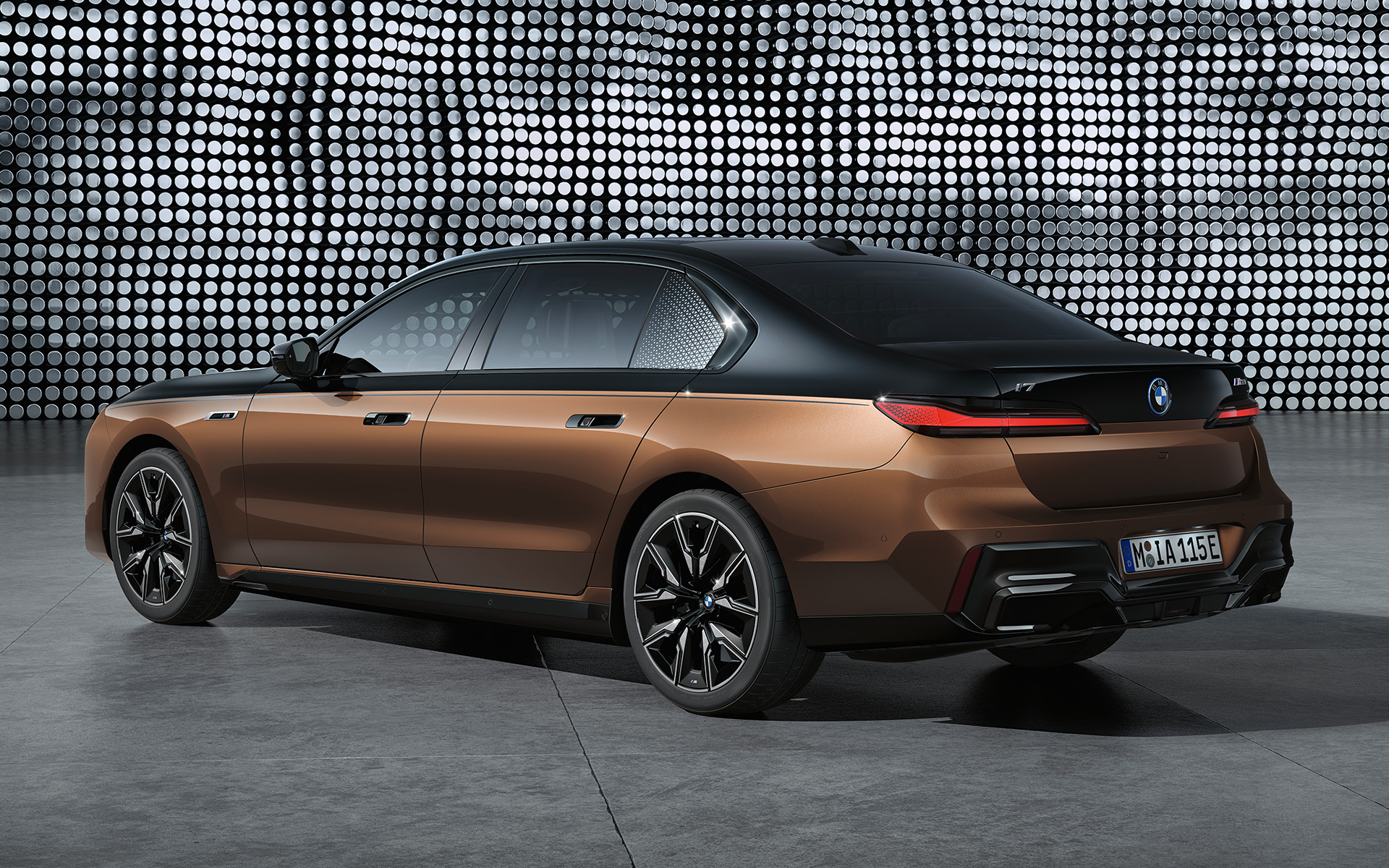 Exterior two-tone paintwork BMW i7 M70 xDrive Saloon G70 BMW i7 M70 xDrive Saloon G70 Exterior two-tone paintwork side view