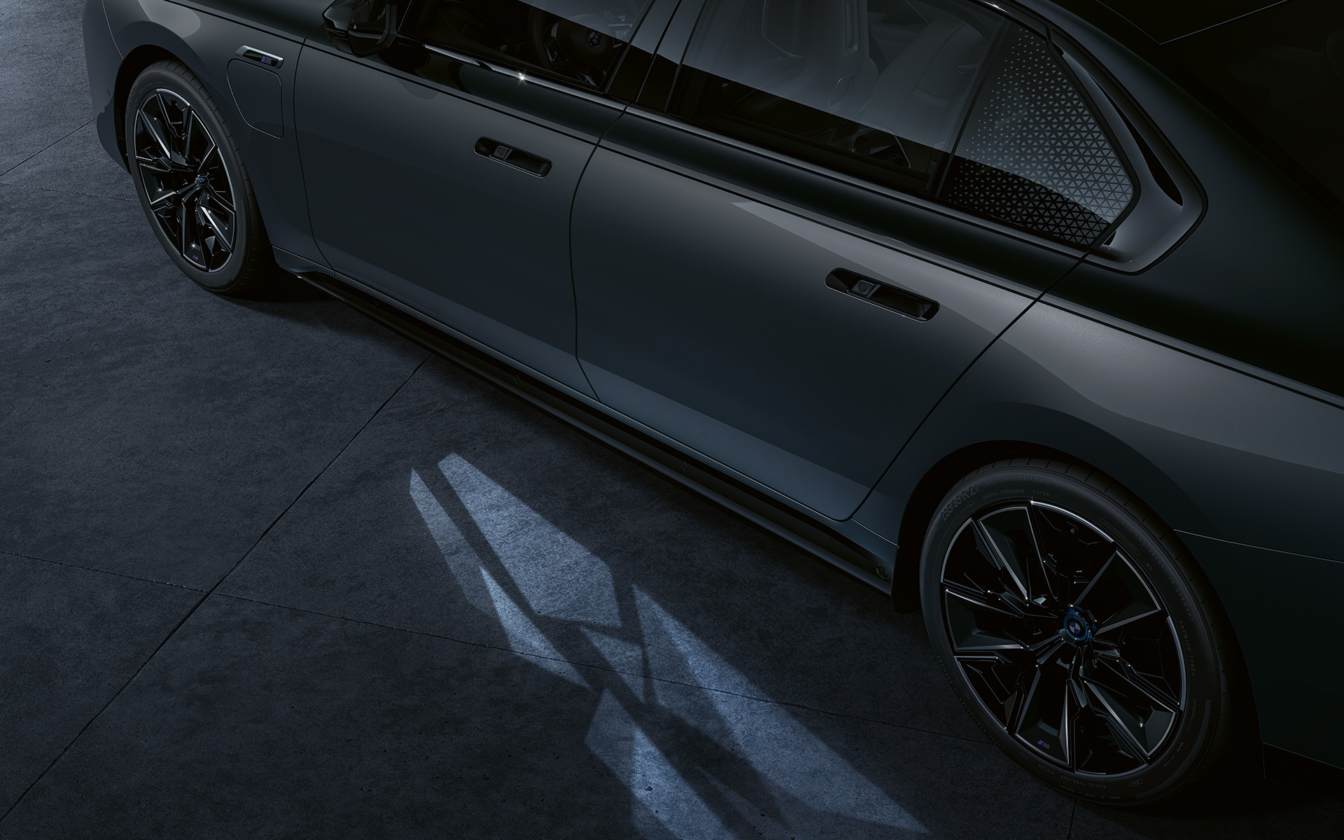 Lightning concept BMW M760e xDrive Saloon G70 BMW Individual two-tone Black Sapphire metallic paintwork BMW Individual Dravite Grey metallic side view close-up with Welcome Light Carpet on