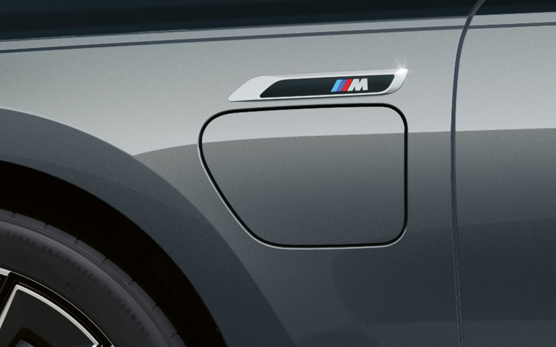 M badge BMW M760e xDrive Saloon G70 M Performance package BMW Individual two-tone Black Sapphire metallic paintwork BMW Individual Dravite Grey metallic close-up side view