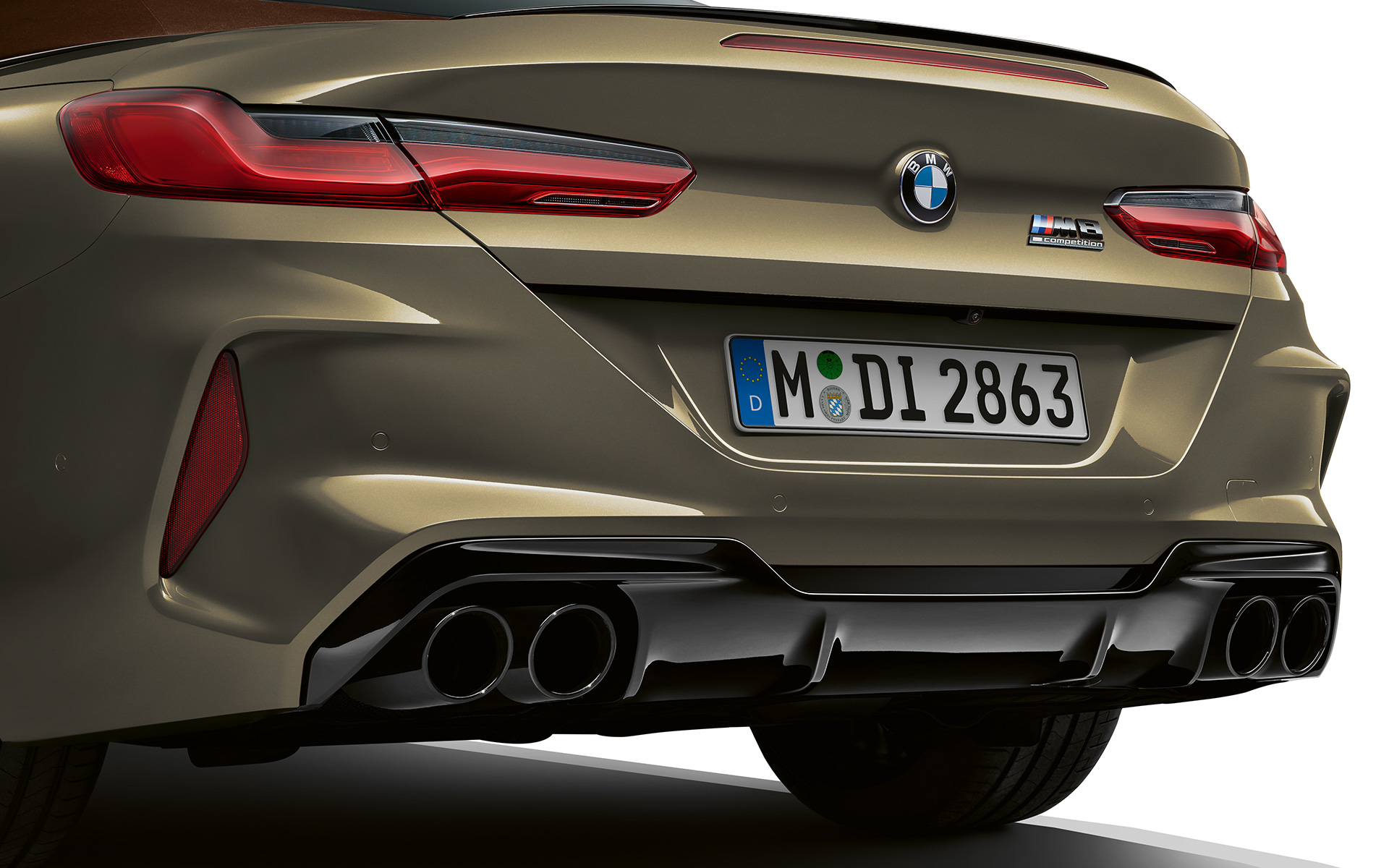 Rear view BMW M8 Competition Convertible F91 LCI Facelift 2022 BMW M8 Competition Convertible F91 LCI Facelift 2022 BMW Individual Brass metallic rear view close-up