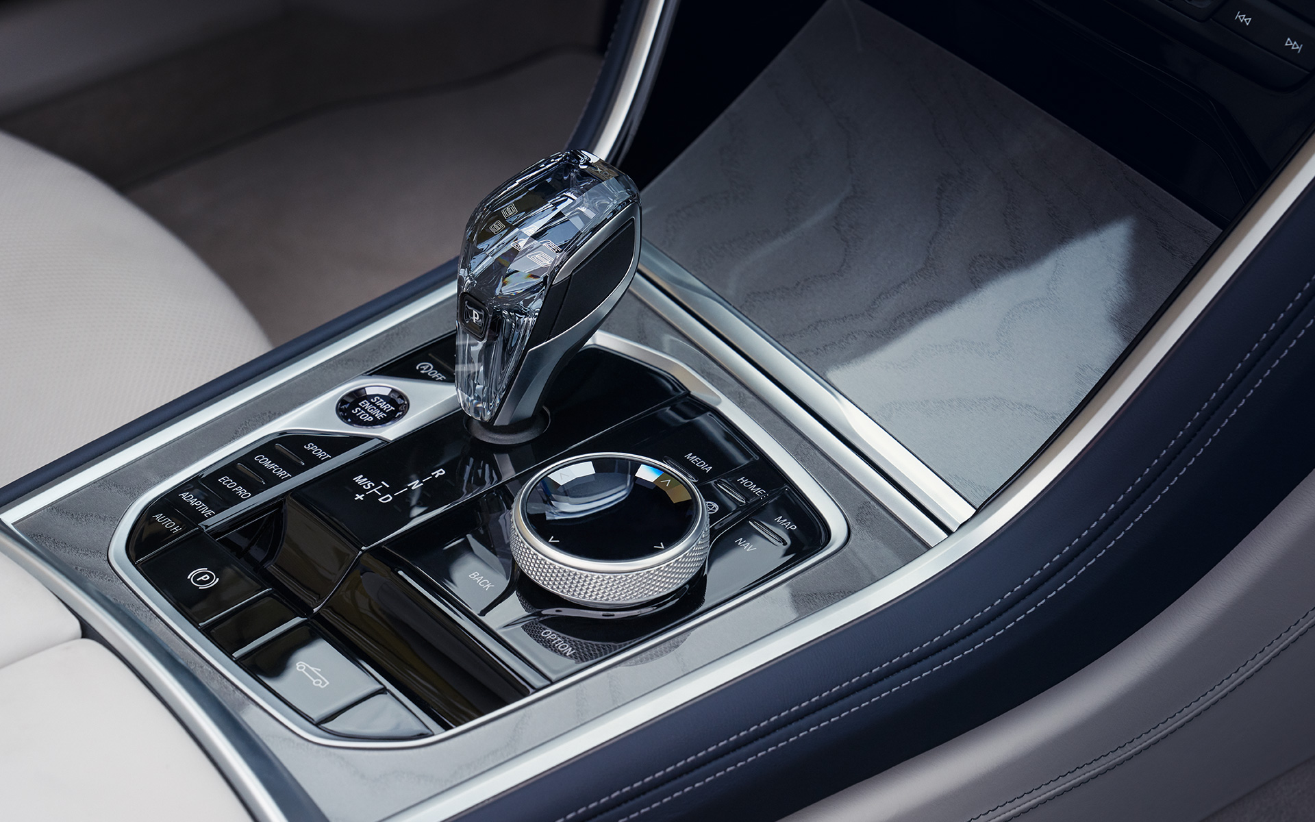 BMW M850i xDrive Convertible i G14 LCI Facelift 2022 cockpit BMW M850i xDrive Convertible G14 LCI Facelift 2022 gear selector with glass application 'CraftedClarity' close-up