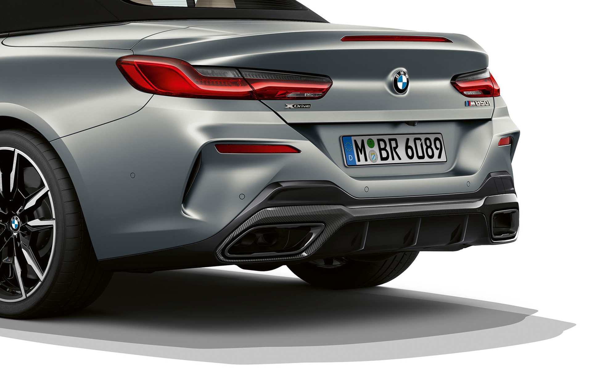 Three quarter rear view rear apron BMW M850i xDrive Convertible G14 LCI Facelift 2022 BMW M850i xDrive Convertible G14 LCI Facelift 2022 BMW Individual Frozen Pure Grey metallic three quarter rear view rear apron close up
