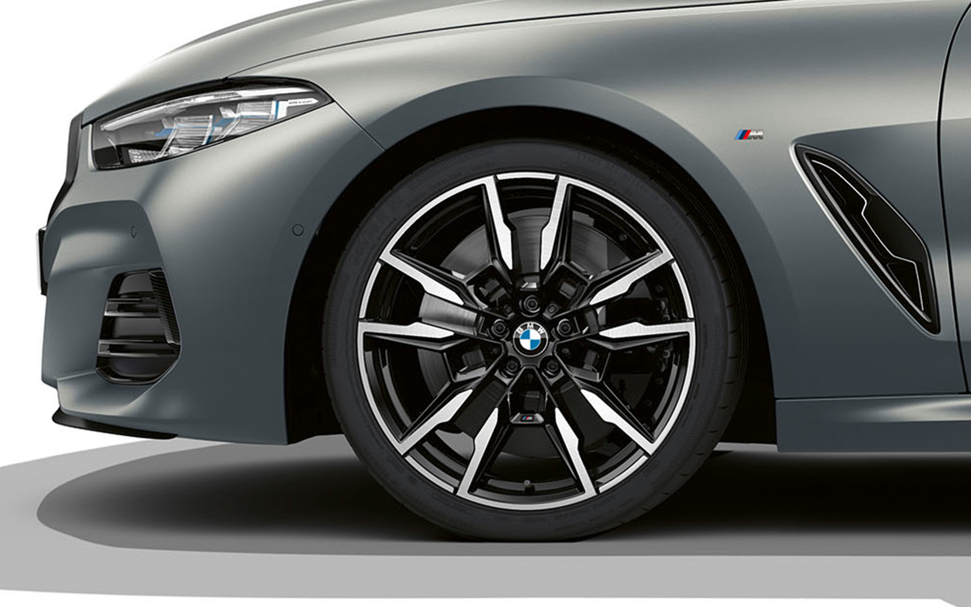 20'' M light alloy wheels Double-spoke style 894 M BMW M850i xDrive Convertible G14 LCI Facelift 2022 BMW M850i xDrive Convertible G14 LCI Facelift 2022 BMW Individual Frozen Pure Grey metallic 20'' M light alloy wheels Double-spoke style 894 M close-up