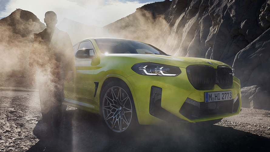 BMW X4 M Competition F98 LCI 2021 Three-quarter front view BMW X4 M Competition F98 LCI Facelift 2021 Sao Paulo Yellow three-quarter front view with man in fog