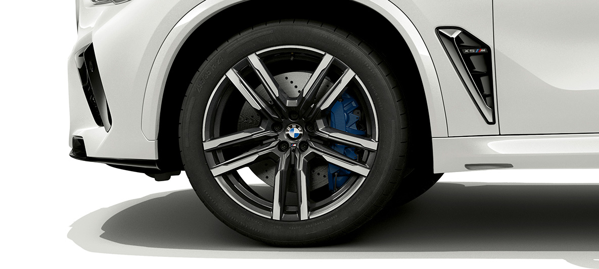 21-inch M light alloy wheels Bicolour Orbitgrey BMW X5 M 21-inch M light alloy wheels Bicolour Orbitgrey BMW X5 M Mineral white F95 close-up