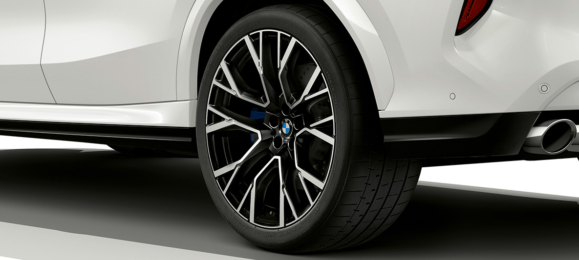 21'' M light alloy wheels Bicolor Orbitgrey BMW X6 M 21'' M light alloy wheels Bicolor Orbitgrey BMW X6 M F96 SUV 2020 close-up