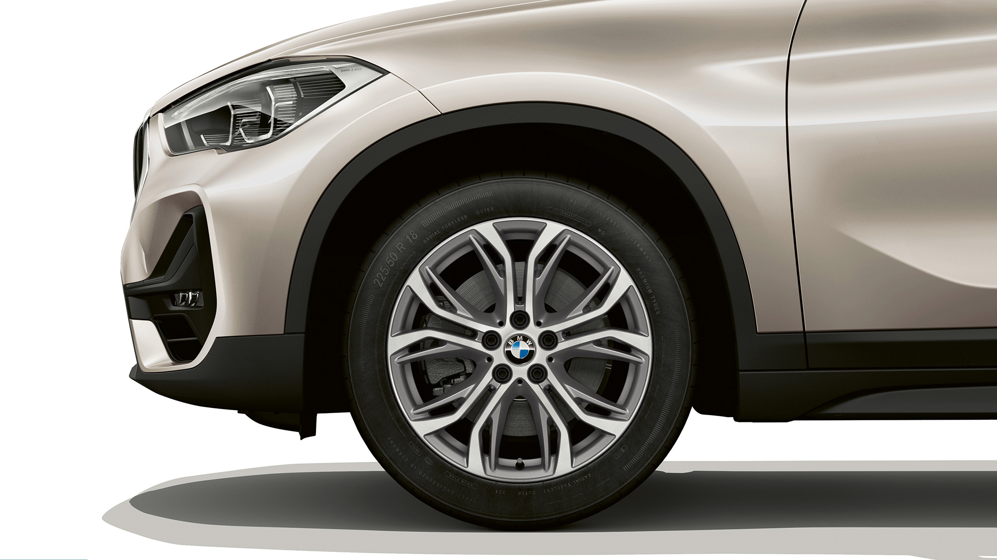 BMW X1, Model SE, light-alloy wheel BMW X1, Model SE, side view with close-up on light-alloy wheel