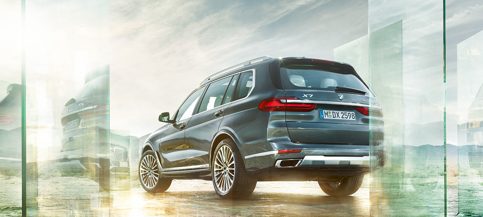 BMW X7, three-quarter rear view BMW X7 in Arctic Grey from three-quarter rear view in front of desert landscape, G07 2019