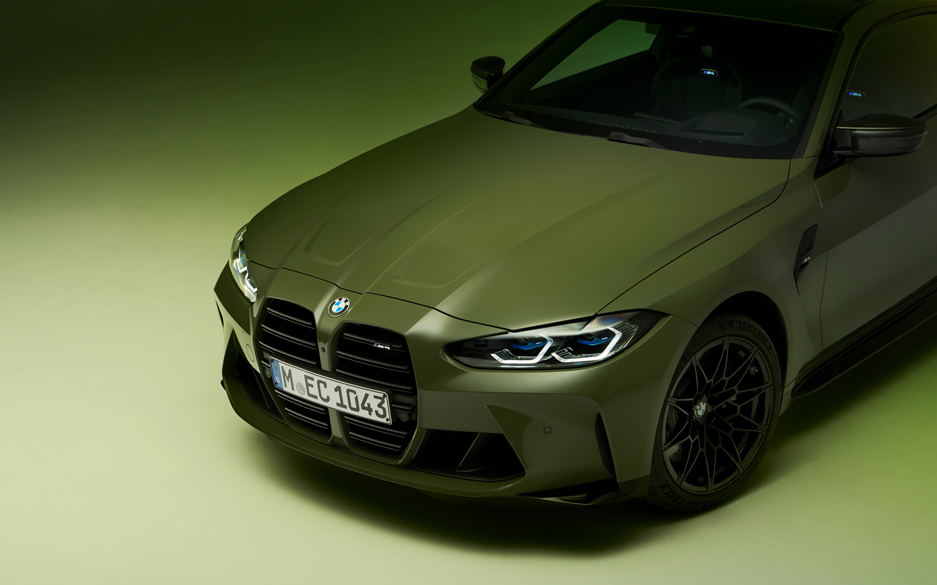 BMW M4 Competition Coupé G82 2021 BMW Individual Urban Green three-quarter front view BMW M4 Competition Coupé G82 2021 BMW Individual Urban Green three-quarter front view with top view in section