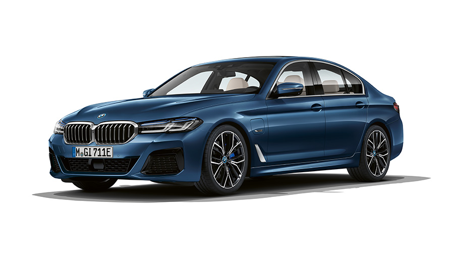 BMW 5 Series Saloon plug-in hybrid three-quarter front view BMW 5 Series Saloon plug-in hybrid studio shot three-quarter front view
