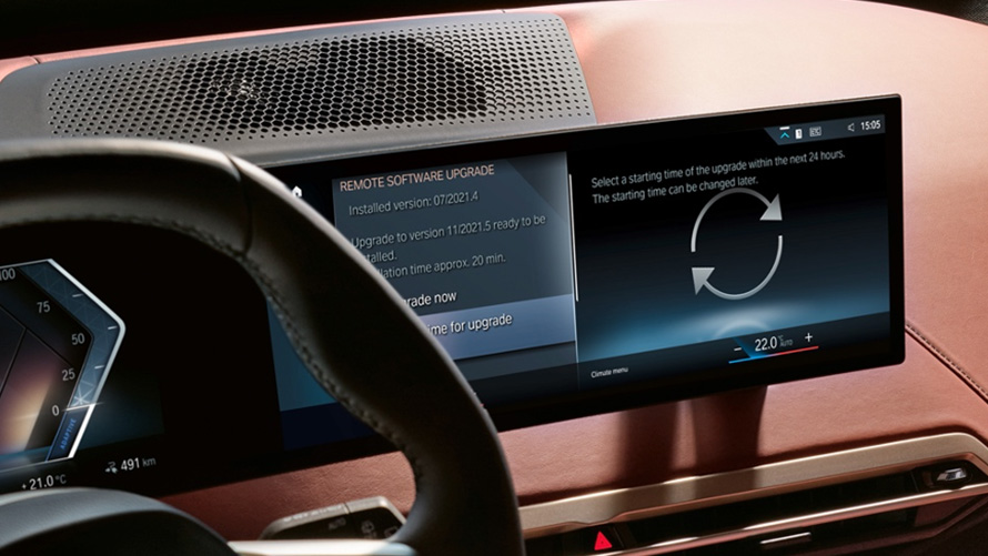 Person uses BMW Maps while driving with up-to-the-minute data on traffic situation Person uses BMW Maps while driving with up-to-the-minute data on traffic situation