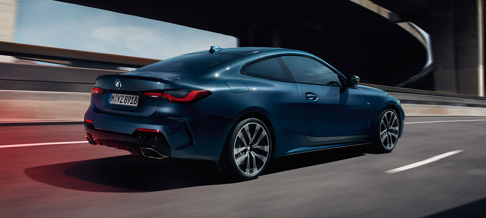 Three-quarter side view BMW 4 Series Coupé G22 2020 BMW 4 Series Coupé G22 2020 Arctic Race Blue metallic three-quarter side view in motion