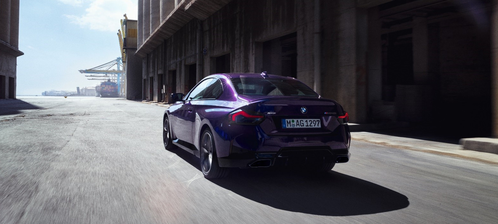 Three-quarter rear view BMW M240i xDrive Coupé G42 2021 BMW M240i xDrive Coupé G42 2021 Black Sapphire metallic three-quarter rear view driving