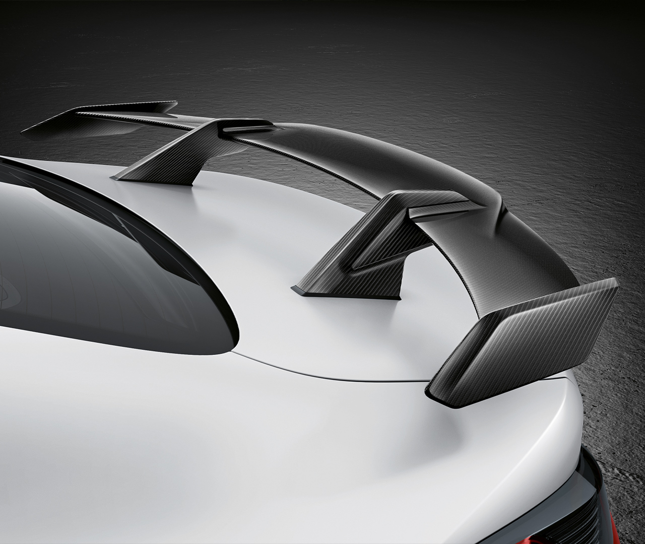 M Performance rear spoiler carbon.