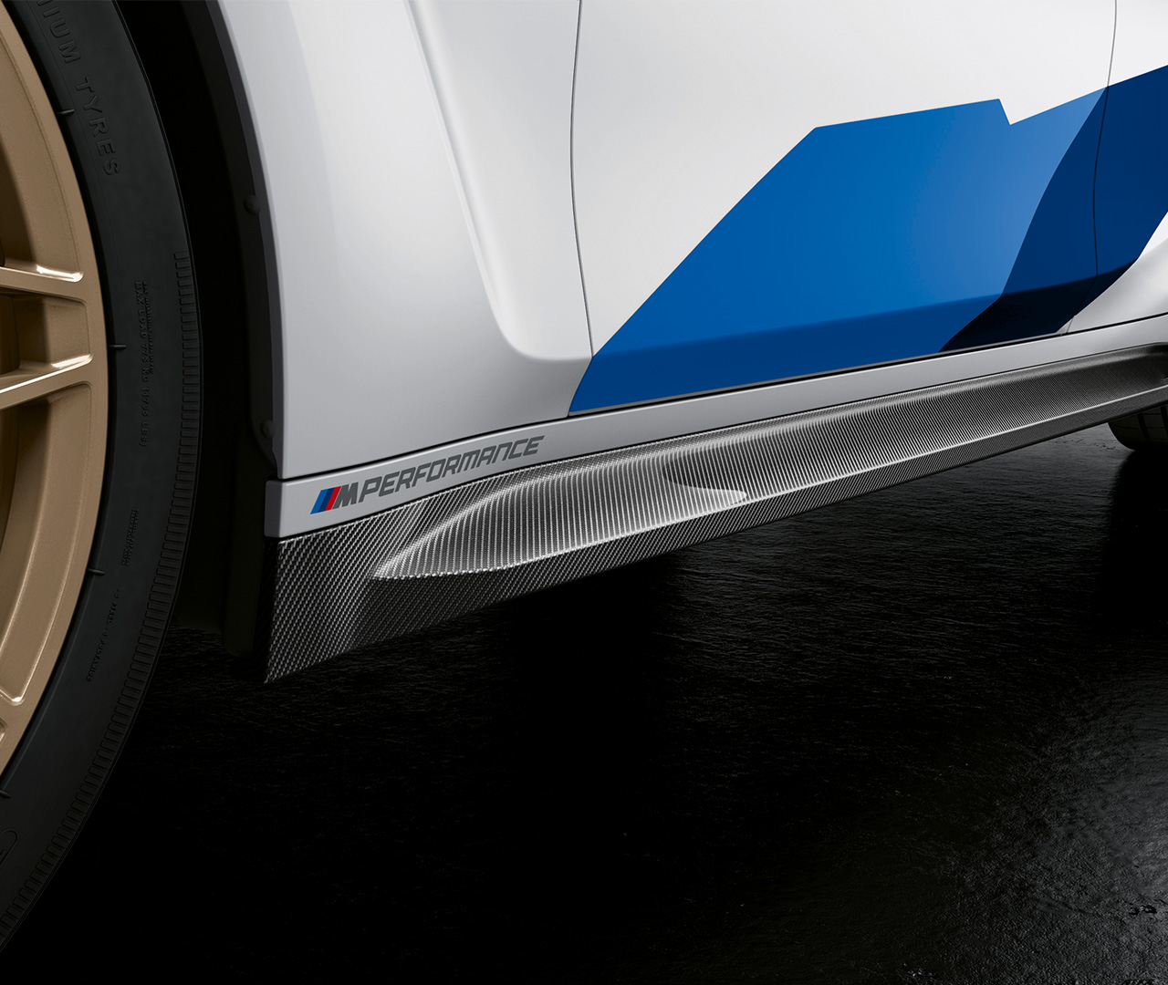 M Performance side skirts carbon.