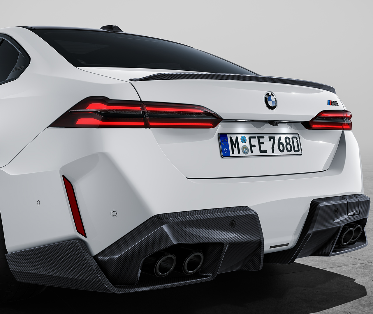 M5 Tailpipe trim carbon