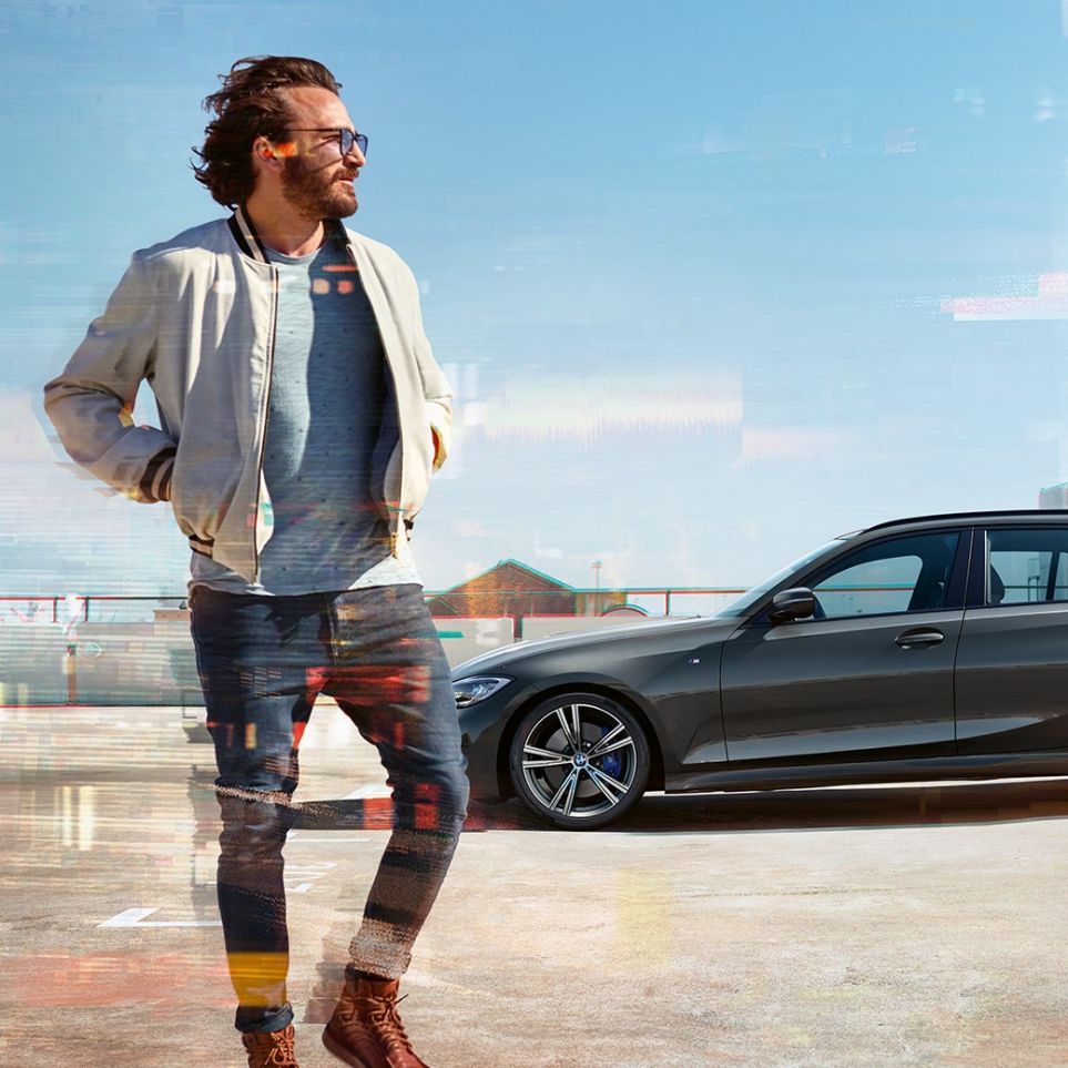 BMW 3er Touring, lateral shot design BMW 3er Touring, lateral shot on parking deck in front of urban scenery