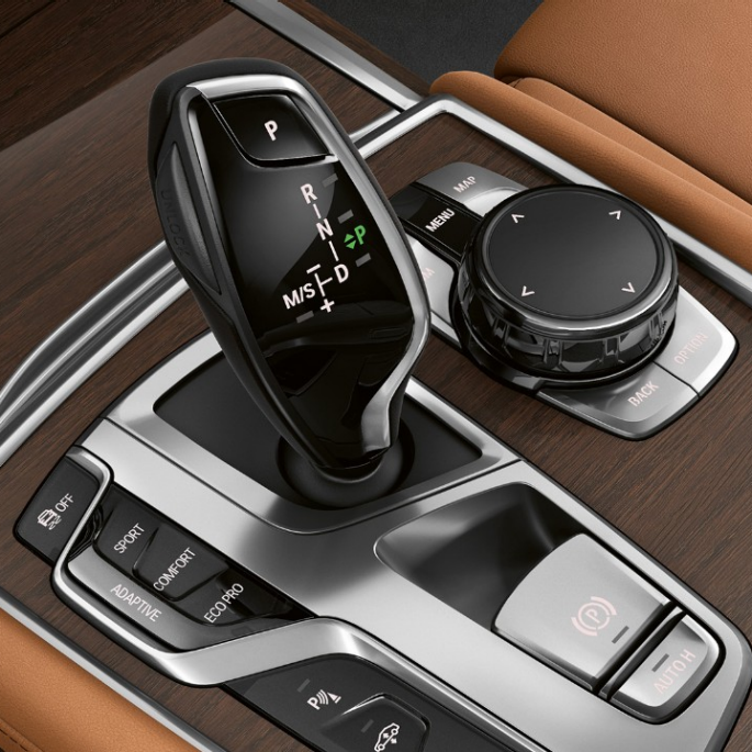 BMW 7 Series Saloon with Exterior Design Pure Excellence, gear selector BMW 7 Series Saloon in with Exterior Design Pure Excellence: Close-up of gear selector