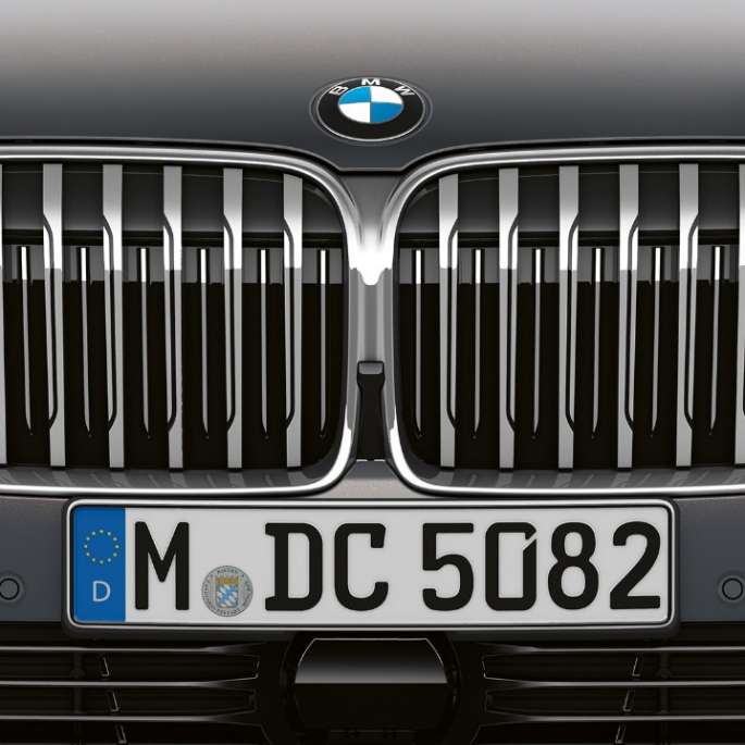 BMW 7 Series Saloon with Exterior Design Pure Excellence, gear selector BMW 7 Series Saloon with Exterior Design Pure Excellence: Close-up of the BMW kidney grille