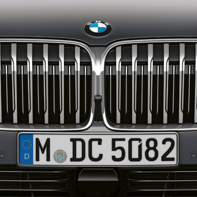 BMW 7 Series Saloon with Exterior Design Pure Excellence, gear selector BMW 7 Series Saloon with Exterior Design Pure Excellence: Close-up of the BMW kidney grille