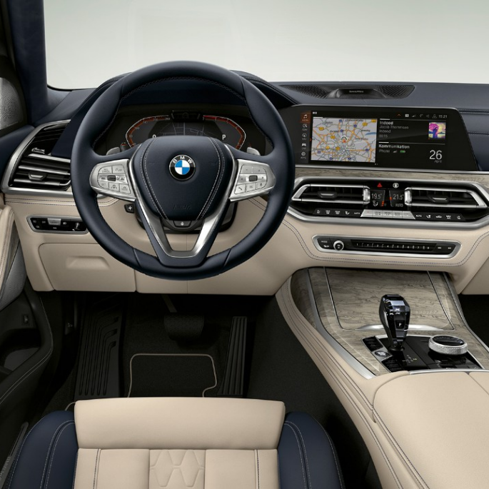BMW X7, Design Pure Excellence cockpit Frontal close-up of the driver's cockpit of the BMW X7 with Design Pure Excellence features