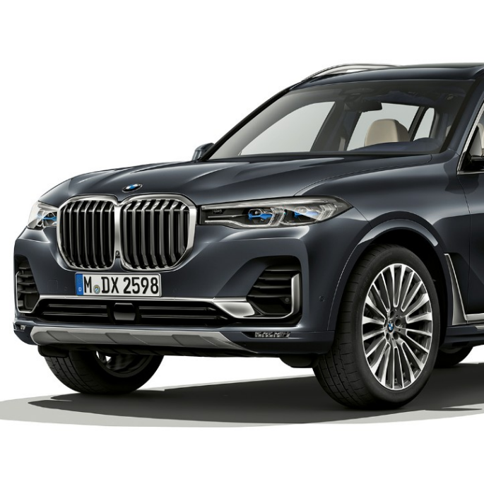 BMW X7 Design Pure Excellence Studio shot of the BMW X7 three-quarter front view in Design Pure Excellence