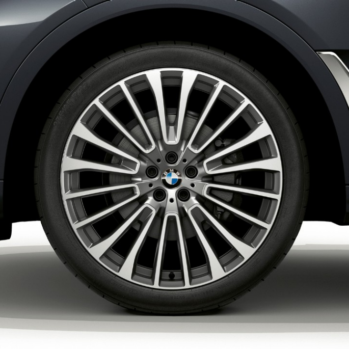 BMW X7, Design Pure Excellence light alloy wheel Close-up of the light alloy wheel of the BMW X7 with Design Pure Excellence features