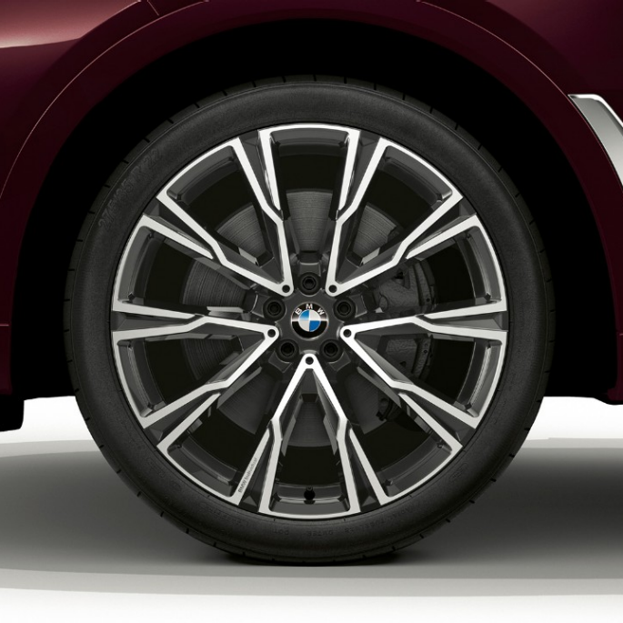 BMW X7, M Sport Package light alloy wheel Close-up of the light alloy wheel of the BMW X7 with M Sport Package features